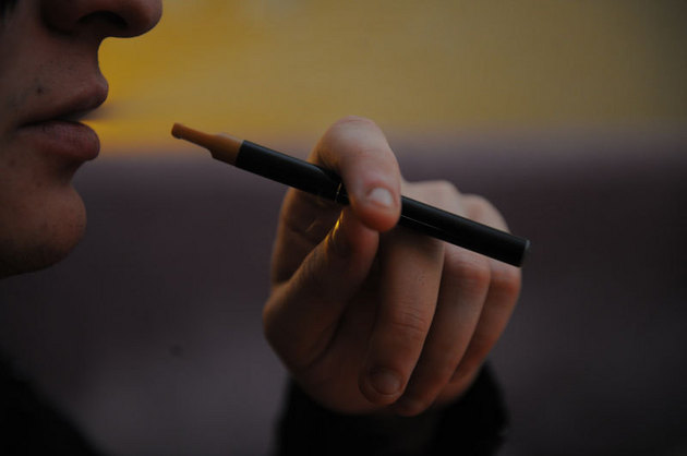 Riscurile la care se expun utilizatorii de ţigară electronică